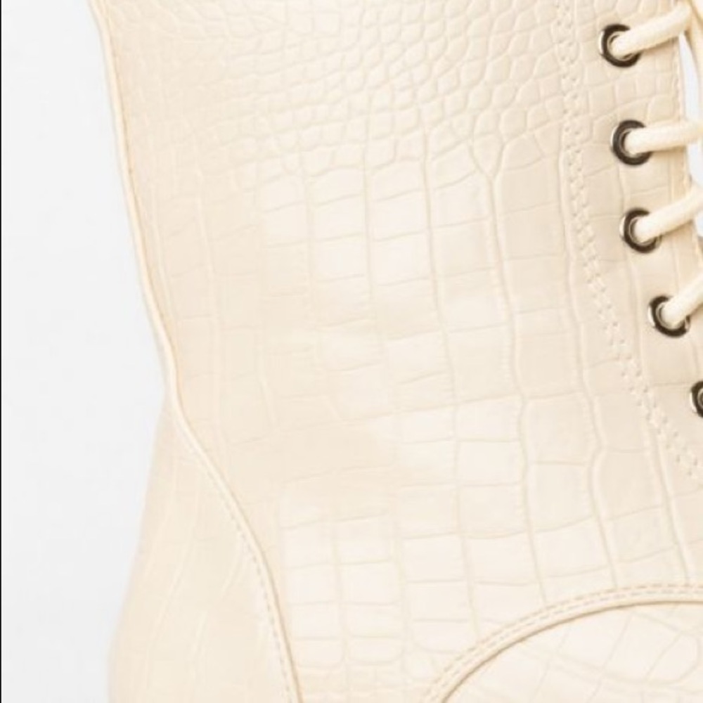 🎊HP🎉 Dolls Kill Ivory Chelsea Vegan Crocodile Leather Lace Up Flat Boots - Picture 4 of 5
